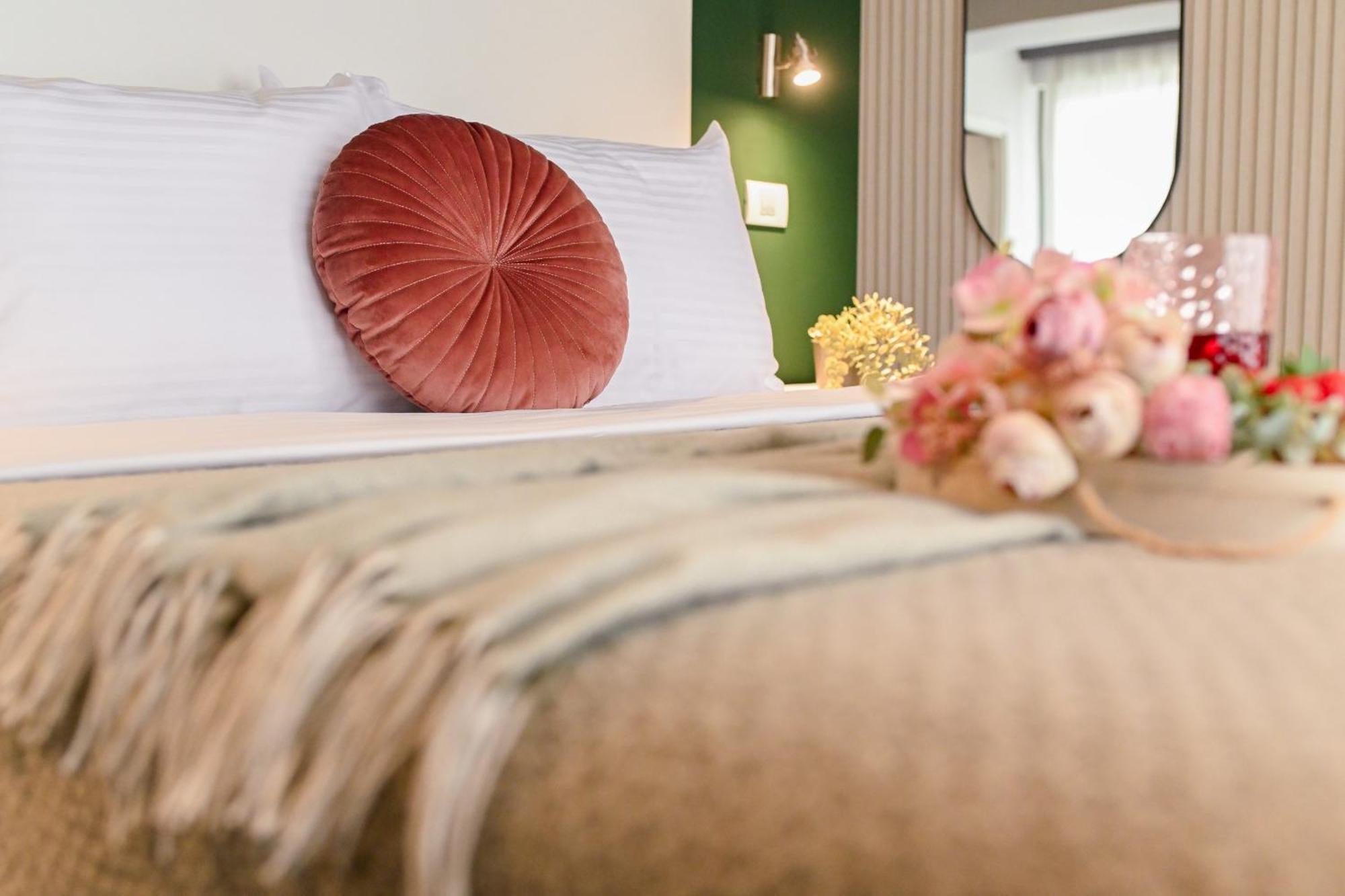 Urban Paradise - Modern Central Accommodation Bucharest Room photo